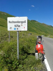 Rote Vespa am Hochtannberg-Pass 2014