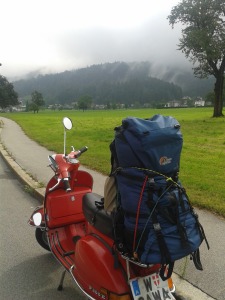 Rote Vespa in Vorarlberg bei nebeliger Morgenstimmung 2014